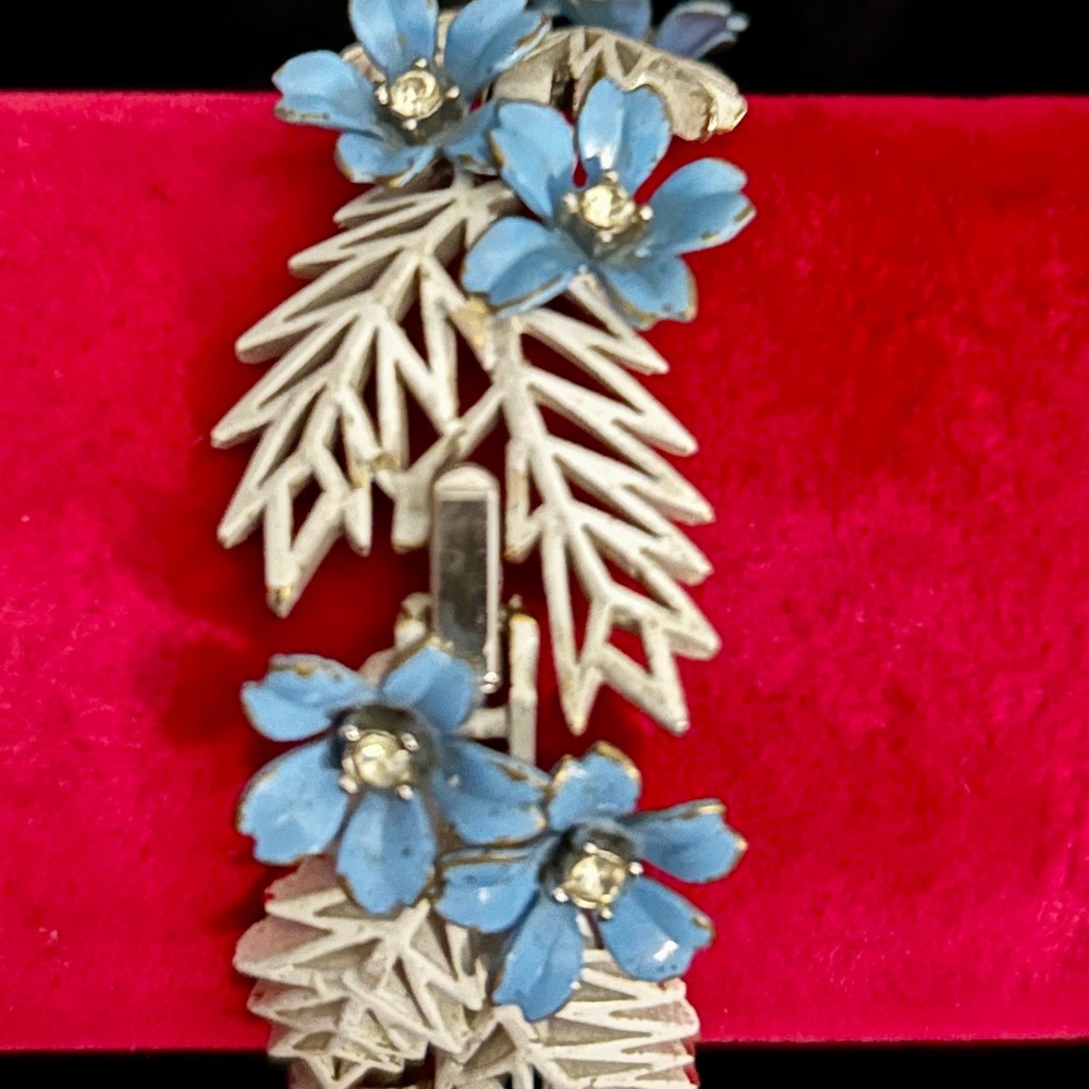 RARE 1958 CROWN TRIFARI WHITE &
BLUE ENAMEL RHINESTONE
'FLOWERING FERN' BRACELET - Picture 10 of 13